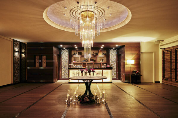 omote_202309_ 042 大きなスワロフスキーのシャンデリアがあるロビー