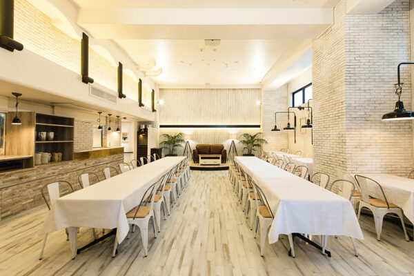 No1-EBISU SHOWROOM - 1 白いレンガ風壁とウッドフロアに長テーブル対面式のレイアウト例