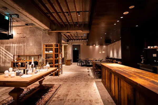 B1F_coin_ floor ブラウンと木製家具と調度品がある広いフロア