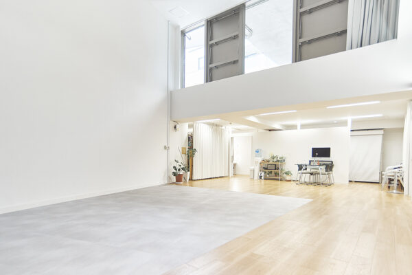 天井高5.4ｍの開放的な空間が特徴の白壁撮影スタジオ