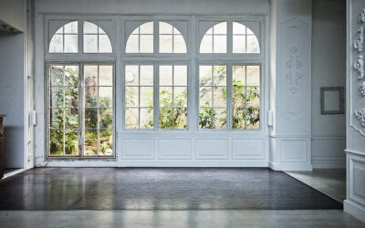 表情のある白壁と大きな窓のアパレル展示会場