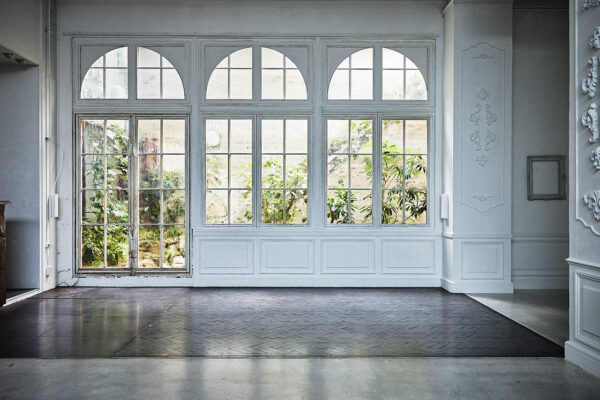 メインtif 表情のある白壁と大きな窓のアパレル展示会場