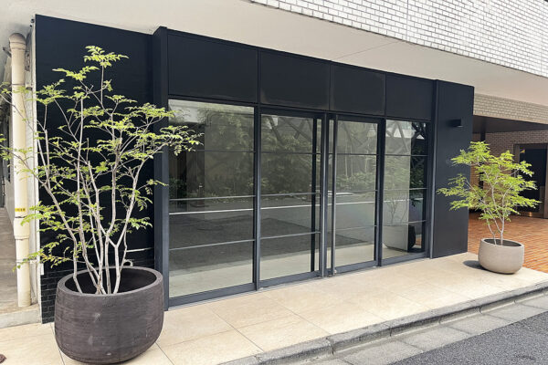 トップ 画像2 視認性の良い黒枠の大きな窓が特徴的なアパレル展示会場外観