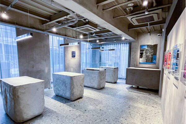 1-1-900x600 全体がグレーで統一された什器が豊富なアパレル展示会場