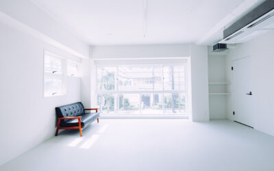 全面の窓ガラスに入る自然光