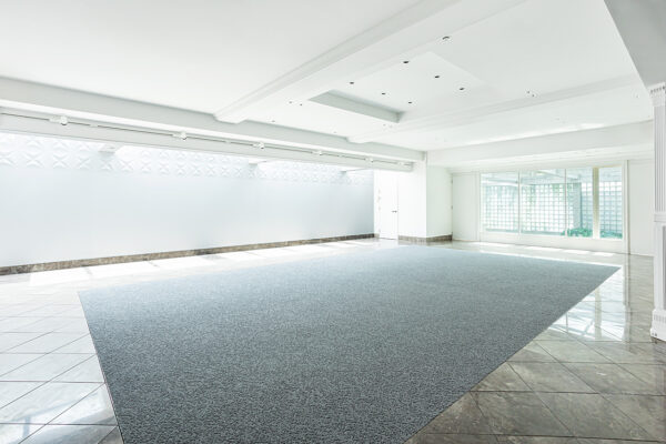 2_000 1 2階入り口から見た会場全体の眺望