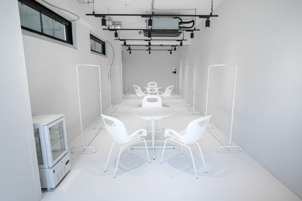 IMG_ 8492 オールホワイトが特徴の什器が豊富なアパレル展示会場