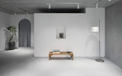 白い壁と床に置かれた低い木製の展示台