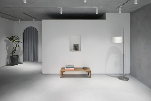 00 6 白い壁と床に置かれた低い木製の展示台