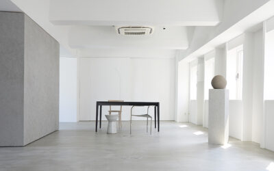 椅子・テーブル・オブオブジェなどを置かれた会場レイアウト例