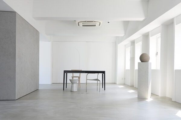 01_BLINK 椅子・テーブル・オブオブジェなどを置かれた会場レイアウト例