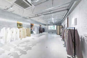 シルバーをキーカラーの会場で開催されたアパレル展示会