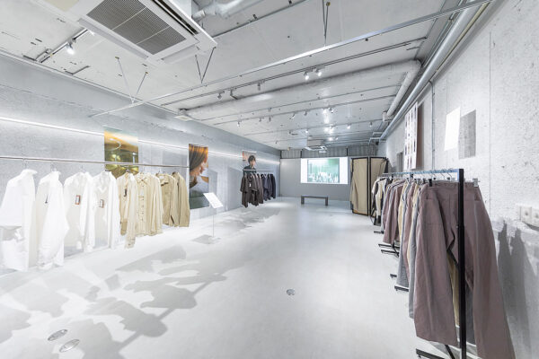 sas05 シルバーをキーカラーの会場で開催されたアパレル展示会