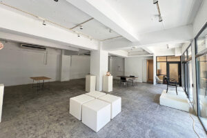 1F路面、246沿いにある家具什器が豊富なアパレル展示会場