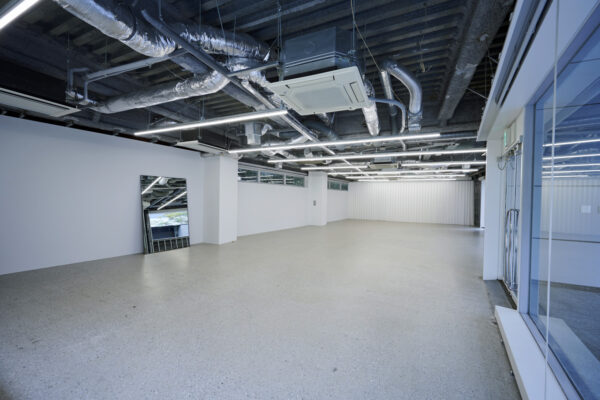 3枚目_ HIROO GALLERY スケルトンの会場全面