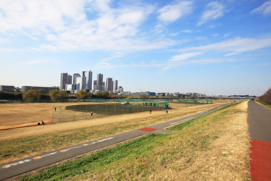 近郊の川沿いの様子