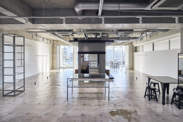 230825_sanki_building_00 18 白壁、コンクリートにクリア塗装が施された床のアパレル展示会場