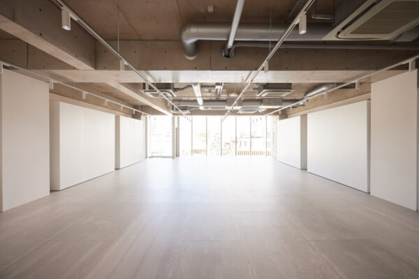 231023_snk_bill_00 54 外苑西通り沿いにあるアパレル展示会場