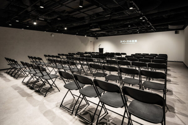 中目黒駅近くにある黒い椅子が並んでいるイベント会場