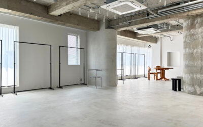 豊富な什器が設置されているアパレル展示会場モルタルフロア