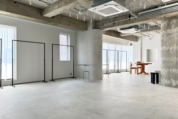 豊富な什器が設置されているアパレル展示会場モルタルフロア