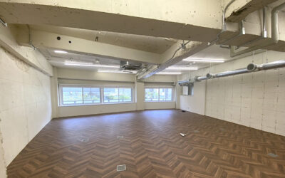 アパレル展示会場のヘリンボーンフロア