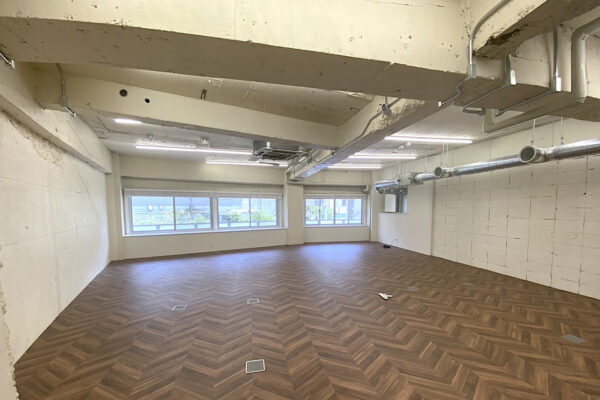 アパレル展示会場のヘリンボーンフロア