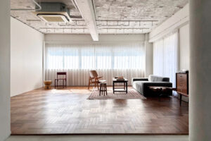 原宿の展示会場内観。窓側に椅子が並んでいる