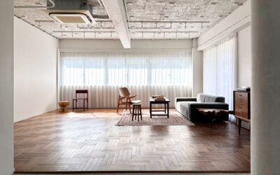 原宿の展示会場内観。窓側に椅子が並んでいる