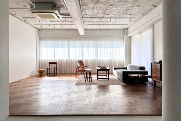 TheFactory Jingumae202508201920 x 1280 px - 1 原宿の展示会場内観。窓側に椅子が並んでいる