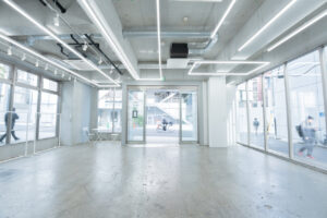 six gallery：原宿にあるポップアップストア、全面ガラス張りの内覧