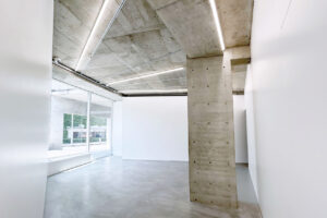 表参道にある展示会場、メインフロアと外