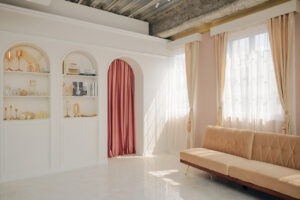 赤羽橋にある展示会場のメインフロア、薄いカーテンが開いている