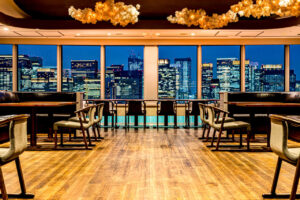 半蔵門のイベントスペースのテーブル席と窓からの夜景色