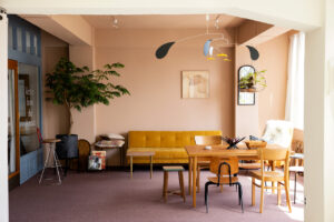 原宿にある展示会場、奥側入り口前正面全体