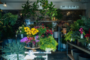 羽田にある花屋のレンタルスタジオ、入口と花と観葉植物