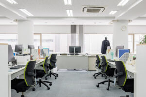 築地にあるレンタルスタジオ、6階執務室部長席と6名用オフィステーブルの間からの撮影