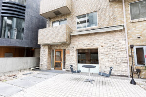 表参道SIDEWALK店：表参道にある展示会場、外観全体