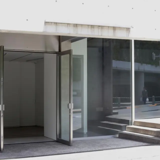 🎯ロケーションハンティング™️

◆神宮前 / 渋谷区◆
表参道ヒルズ裏。
安藤忠雄建築のギャラリースペース。

表参道ヒルズ裏に位置するギャラリースペースのご案内です。
ギャラリーとしてだけでなく、立地を活かしてのポップアップストア、ミニマルなイメージを活かしての撮影利⽤等としてのご利用も可能です。

https://locationhunting.jp/25427

【📍表参道駅3分 / ◻️168㎡ /¥33,000~/h / 🆔 : 25427】

📙【会場掲載募集中】
会場の掲載ご相談はこちら。掲載無料、上質な会場だけを扱う会場予約サービスです
https://locationhunting.jp/join

📗【会場無料提案サービス】
会場お探しの方へ、即日会場提案。提案サービスご利用無料です
https://locationhunting.jp/suggest

📘【展示会場・ポップアップ】
独自の視点で厳選された人気オススメ会場一覧ページです。
locationhunting.jp/3271