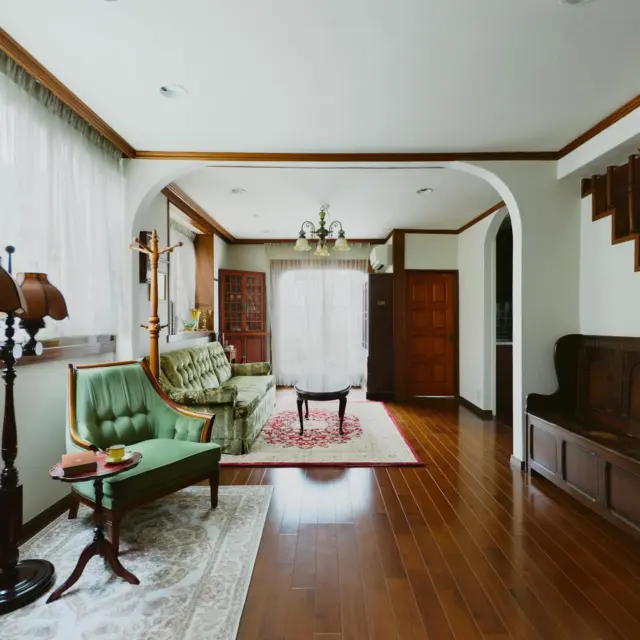 🎯ロケーションハンティング™️

◆等々力 / 尾山台◆
レトロな異国情緒溢れるハウススタジオ。

東京都世田谷区。閑静なエリアに位置する2階建てハウススタジオのご案内です。
多彩な空間構成、そしてメイクルームとフィッティングルーム完備という環境を活かしての撮影利用や動画撮影利用にオススメの会場です。

https://locationhunting.jp/46711

【📍等々力駅 15分 / ◻️ 110㎡ / ¥24,200/h/🆔 46711】

📙【会場掲載募集中】
会場の掲載ご相談はこちら。掲載無料、上質な会場だけを扱う会場予約サービスです
https://locationhunting.jp/join

📗【会場無料提案サービス】
会場お探しの方へ、即日会場提案。提案サービスご利用無料です
https://locationhunting.jp/suggest

📘【撮影】
独自の視点で厳選された人気オススメ会場一覧ページです。
https://locationhunting.jp/category/types/photo_studio