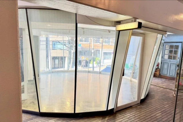 🎯ロケーションハンティング™️

◆渋谷 / 表参道◆
ガラス張りの円形ポップアップスペース。

JR渋谷駅から徒歩10分、表参道駅から徒歩12分。
ベルサール渋谷ファーストに隣接し、八幡通り沿いで通りからの視認性も高いポップアップ / 展示スペースのご案内です。
ポップアップや展示での利用にオススメの会場です。

【📍渋谷駅 10分 / ◻️26㎡ / ¥38,500/day /🆔：47338】

https://locationhunting.jp/47338

📙【会場掲載募集中】
会場の掲載ご相談はこちら。掲載無料、上質な会場だけを扱う会場予約サービスです
https://locationhunting.jp/join

📗【会場無料提案サービス】
会場お探しの方へ、即日会場提案。提案サービスご利用無料です
https://locationhunting.jp/suggest

📘【渋谷】のオススメ会場一覧 
独自の視点で厳選された人気オススメ会場一覧ページです。
https://locationhunting.jp/category/area/shibuya