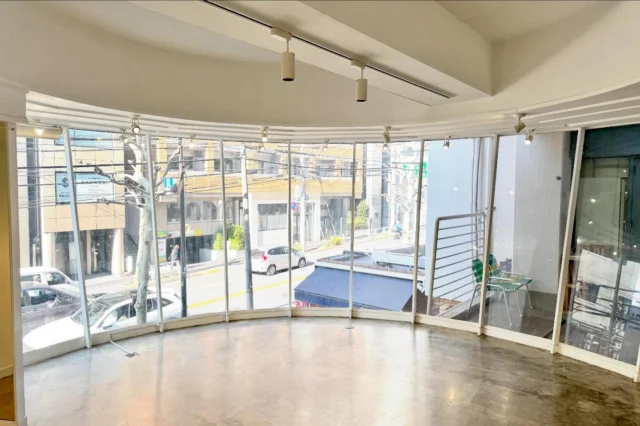 🎯ロケーションハンティング™️

◆渋谷 / 表参道◆
ガラス張りの円形ポップアップスペース。

JR渋谷駅から徒歩10分、表参道駅から徒歩12分。
ベルサール渋谷ファーストに隣接し、八幡通り沿いで通りからの視認性も高いポップアップ / 展示スペースのご案内です。
ポップアップや展示での利用にオススメの会場です。

【📍渋谷駅 10分 / ◻️26㎡ / ¥38,500/day /🆔：47338】

https://locationhunting.jp/47338

📙【会場掲載募集中】
会場の掲載ご相談はこちら。掲載無料、上質な会場だけを扱う会場予約サービスです
https://locationhunting.jp/join

📗【会場無料提案サービス】
会場お探しの方へ、即日会場提案。提案サービスご利用無料です
https://locationhunting.jp/suggest

📘【渋谷】のオススメ会場一覧 
独自の視点で厳選された人気オススメ会場一覧ページです。
https://locationhunting.jp/category/area/shibuya