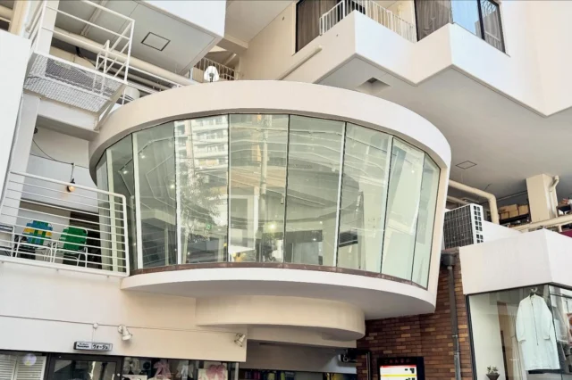 🎯ロケーションハンティング™️

◆渋谷 / 表参道◆
ガラス張りの円形ポップアップスペース。

JR渋谷駅から徒歩10分、表参道駅から徒歩12分。
ベルサール渋谷ファーストに隣接し、八幡通り沿いで通りからの視認性も高いポップアップ / 展示スペースのご案内です。
ポップアップや展示での利用にオススメの会場です。

【📍渋谷駅 10分 / ◻️26㎡ / ¥38,500/day /🆔：47338】

https://locationhunting.jp/47338

📙【会場掲載募集中】
会場の掲載ご相談はこちら。掲載無料、上質な会場だけを扱う会場予約サービスです
https://locationhunting.jp/join

📗【会場無料提案サービス】
会場お探しの方へ、即日会場提案。提案サービスご利用無料です
https://locationhunting.jp/suggest

📘【渋谷】のオススメ会場一覧 
独自の視点で厳選された人気オススメ会場一覧ページです。
https://locationhunting.jp/category/area/shibuya