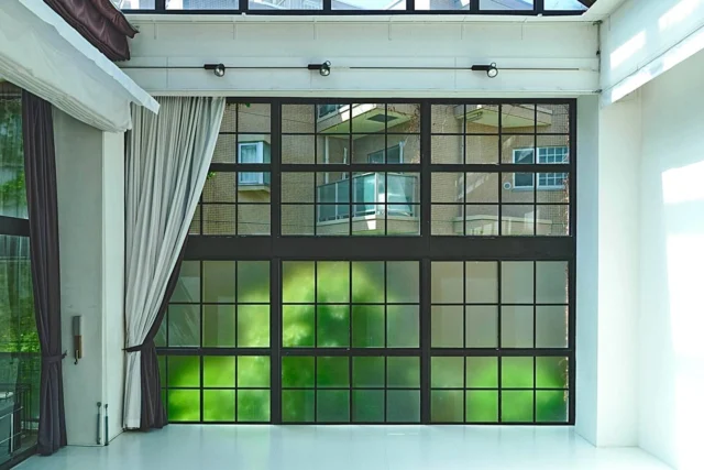 🎯ロケーションハンティング™️

◆表参道 / 南青山◆
NYのペントハウススタジオ in 南青山4丁目。

ファッション・ビューティ・ライフスタイル撮影との相性を徹底的に追求して設計された空間です。
ファッションブランドの撮影、プレスイベントまで。
展示会の会場としても、ブランドの世界観を損なわないミニマルな背景を提供します。

【📍外苑前駅 4分 / ◻️120㎡ / ¥176,000/9h / 🆔: 47108】

https://locationhunting.jp/47108

📙【会場掲載募集中】
会場の掲載ご相談はこちら。掲載無料、上質な会場だけを扱う会場予約サービスです
https://locationhunting.jp/join

📗【会場無料提案サービス】
会場お探しの方へ、即日会場提案。提案サービスご利用無料です
https://locationhunting.jp/suggest

📘【展示会場・ポップアップ】
独自の視点で厳選された人気オススメ会場一覧ページです。
locationhunting.jp/3271