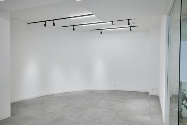 🎯ロケーションハンティング™️

◆南青山3丁目 / 表参道◆
大型LEDウォールスクリーンが設置されている白壁レンタルスタジオ。

青山3丁目交差点からすぐ、外苑西通り沿いにあるレンタルスタジオスペースのご案内です。
クリーンな白壁のシンプルな美しさを背景に、北東から差し込む自然光と
各所に配置された家具、什器と豊富な植物の緑が相まって上質な雰囲気を持つ会場です。

【📍外苑前駅4分 / ◻️171㎡ / ¥330,000/day / 🆔 : 30314】

https://locationhunting.jp/30314

📙【会場掲載募集中】
会場の掲載ご相談はこちら。掲載無料、上質な会場だけを扱う会場予約サービスです
https://locationhunting.jp/join

📗【会場無料提案サービス】
会場お探しの方へ、即日会場提案。提案サービスご利用無料です
https://locationhunting.jp/suggest

📘【展示会場・ポップアップ】
独自の視点で厳選された人気オススメ会場一覧ページです。
locationhunting.jp/3271