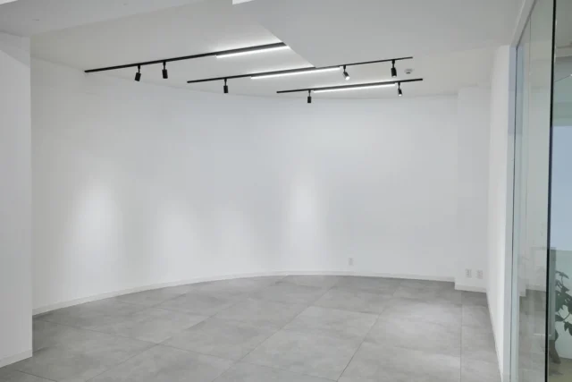 🎯ロケーションハンティング™️

◆南青山3丁目 / 表参道◆
大型LEDウォールスクリーンが設置されている白壁レンタルスタジオ。

青山3丁目交差点からすぐ、外苑西通り沿いにあるレンタルスタジオスペースのご案内です。
クリーンな白壁のシンプルな美しさを背景に、北東から差し込む自然光と
各所に配置された家具、什器と豊富な植物の緑が相まって上質な雰囲気を持つ会場です。

【📍外苑前駅4分 / ◻️171㎡ / ¥330,000/day / 🆔 : 30314】

https://locationhunting.jp/30314

📙【会場掲載募集中】
会場の掲載ご相談はこちら。掲載無料、上質な会場だけを扱う会場予約サービスです
https://locationhunting.jp/join

📗【会場無料提案サービス】
会場お探しの方へ、即日会場提案。提案サービスご利用無料です
https://locationhunting.jp/suggest

📘【展示会場・ポップアップ】
独自の視点で厳選された人気オススメ会場一覧ページです。
locationhunting.jp/3271