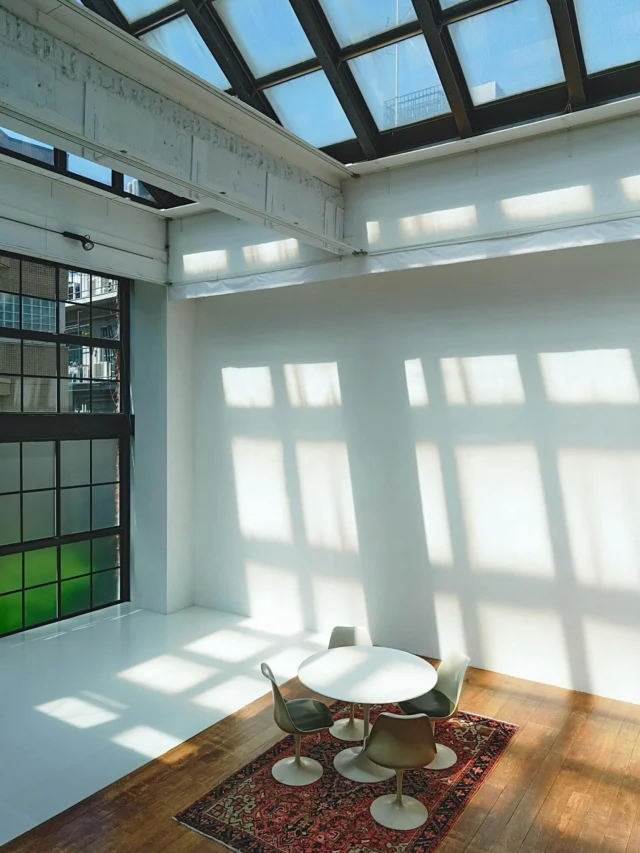 🎯ロケーションハンティング™️

◆表参道 / 南青山◆
NYのペントハウススタジオ in 南青山4丁目。

ファッション・ビューティ・ライフスタイル撮影との相性を徹底的に追求して設計された空間です。
ファッションブランドの撮影、プレスイベントまで。
展示会の会場としても、ブランドの世界観を損なわないミニマルな背景を提供します。

【📍外苑前駅 4分 / ◻️120㎡ / ¥176,000/9h / 🆔: 47108】

https://locationhunting.jp/47108

📙【会場掲載募集中】
会場の掲載ご相談はこちら。掲載無料、上質な会場だけを扱う会場予約サービスです
https://locationhunting.jp/join

📗【会場無料提案サービス】
会場お探しの方へ、即日会場提案。提案サービスご利用無料です
https://locationhunting.jp/suggest

📘【展示会場・ポップアップ】
独自の視点で厳選された人気オススメ会場一覧ページです。
locationhunting.jp/3271