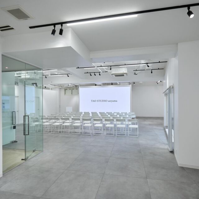 🎯ロケーションハンティング™️

◆南青山3丁目 / 表参道◆
大型LEDウォールスクリーンが設置されている白壁レンタルスタジオ。

青山3丁目交差点からすぐ、外苑西通り沿いにあるレンタルスタジオスペースのご案内です。
クリーンな白壁のシンプルな美しさを背景に、北東から差し込む自然光と
各所に配置された家具、什器と豊富な植物の緑が相まって上質な雰囲気を持つ会場です。

【📍外苑前駅4分 / ◻️171㎡ / ¥330,000/day / 🆔 : 30314】

https://locationhunting.jp/30314

📙【会場掲載募集中】
会場の掲載ご相談はこちら。掲載無料、上質な会場だけを扱う会場予約サービスです
https://locationhunting.jp/join

📗【会場無料提案サービス】
会場お探しの方へ、即日会場提案。提案サービスご利用無料です
https://locationhunting.jp/suggest

📘【展示会場・ポップアップ】
独自の視点で厳選された人気オススメ会場一覧ページです。
locationhunting.jp/3271