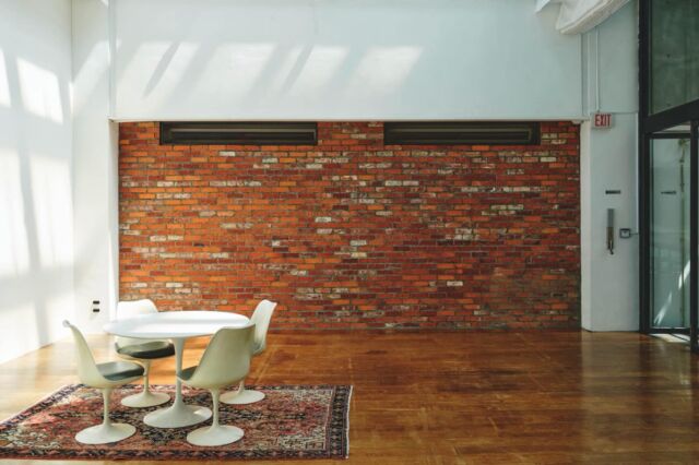 🎯ロケーションハンティング™️

◆表参道 / 南青山◆
NYのペントハウススタジオ in 南青山4丁目。

ファッション・ビューティ・ライフスタイル撮影との相性を徹底的に追求して設計された空間です。
ファッションブランドの撮影、プレスイベントまで。
展示会の会場としても、ブランドの世界観を損なわないミニマルな背景を提供します。

【📍外苑前駅 4分 / ◻️120㎡ / ¥176,000/9h / 🆔: 47108】

https://locationhunting.jp/47108

📙【会場掲載募集中】
会場の掲載ご相談はこちら。掲載無料、上質な会場だけを扱う会場予約サービスです
https://locationhunting.jp/join

📗【会場無料提案サービス】
会場お探しの方へ、即日会場提案。提案サービスご利用無料です
https://locationhunting.jp/suggest

📘【展示会場・ポップアップ】
独自の視点で厳選された人気オススメ会場一覧ページです。
locationhunting.jp/3271