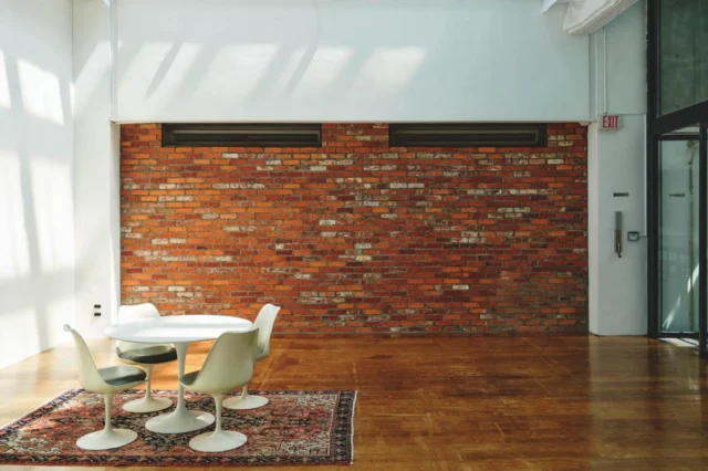 🎯ロケーションハンティング™️

◆表参道 / 南青山◆
NYのペントハウススタジオ in 南青山4丁目。

ファッション・ビューティ・ライフスタイル撮影との相性を徹底的に追求して設計された空間です。
ファッションブランドの撮影、プレスイベントまで。
展示会の会場としても、ブランドの世界観を損なわないミニマルな背景を提供します。

【📍外苑前駅 4分 / ◻️120㎡ / ¥176,000/9h / 🆔: 47108】

https://locationhunting.jp/47108

📙【会場掲載募集中】
会場の掲載ご相談はこちら。掲載無料、上質な会場だけを扱う会場予約サービスです
https://locationhunting.jp/join

📗【会場無料提案サービス】
会場お探しの方へ、即日会場提案。提案サービスご利用無料です
https://locationhunting.jp/suggest

📘【展示会場・ポップアップ】
独自の視点で厳選された人気オススメ会場一覧ページです。
locationhunting.jp/3271